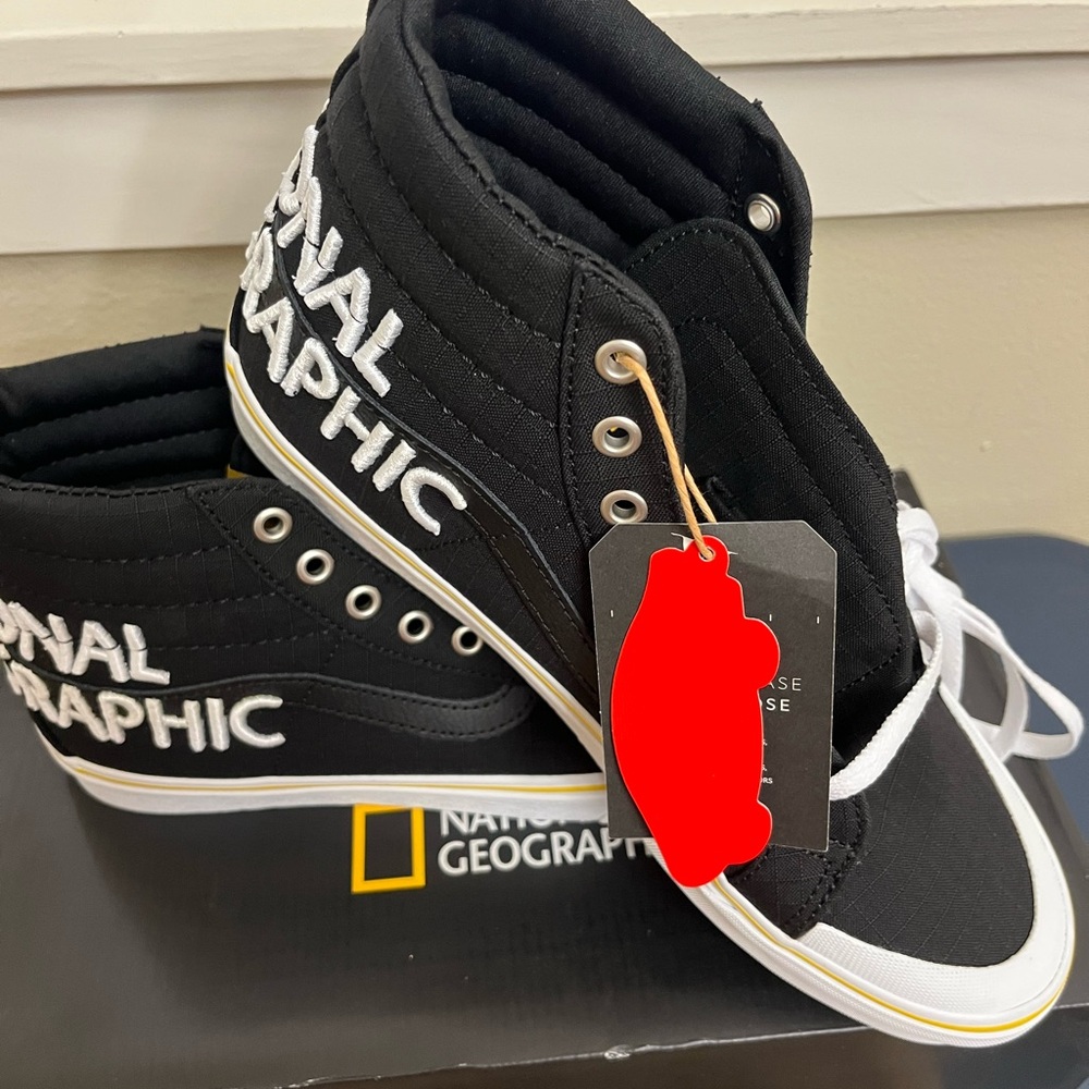 NEW.   Vans National Geographic Size men 9.5 
Size women 11.0.